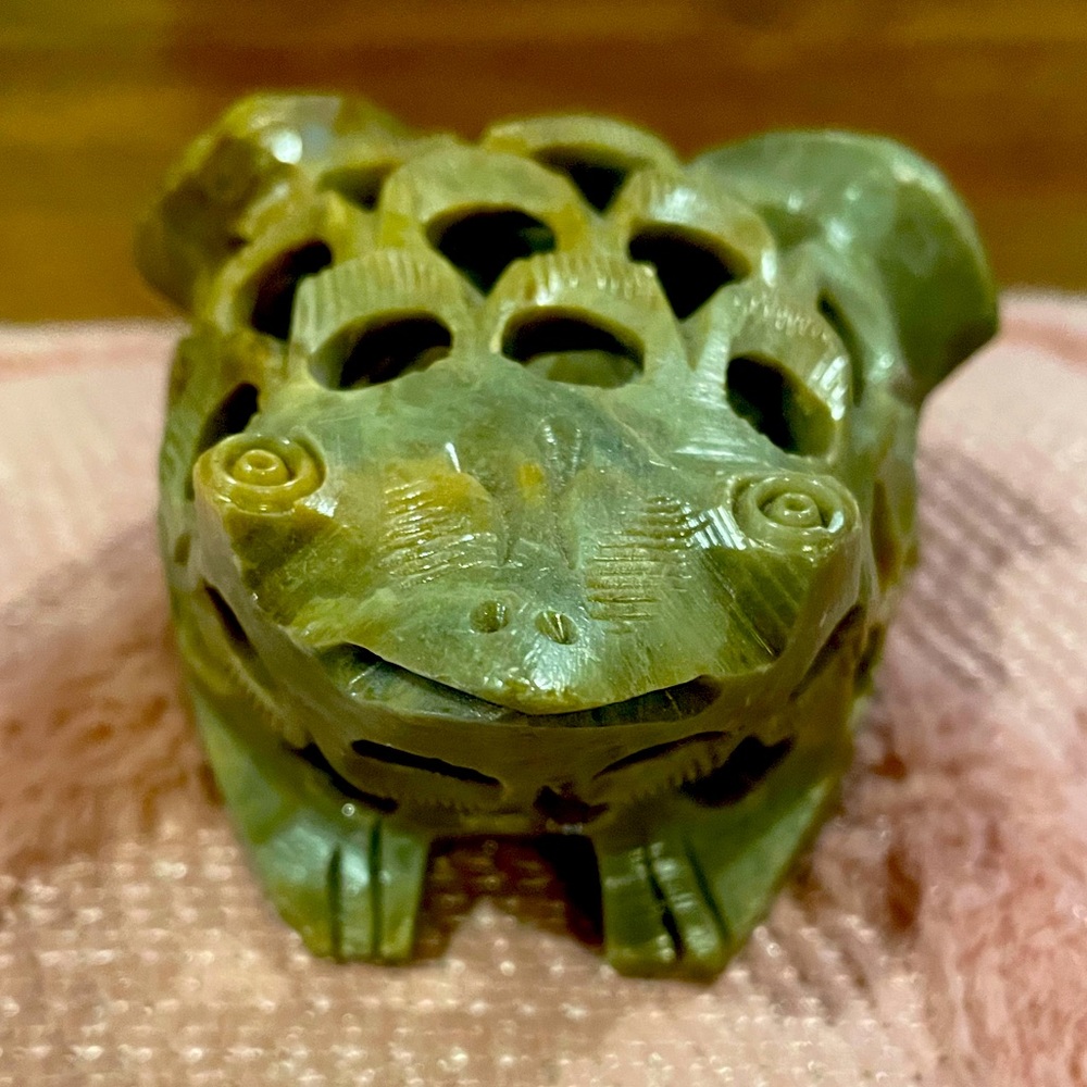 Hand carved 🐸 🐸 double frog statue